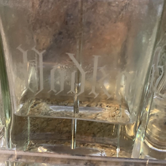 Vintage decanters Set of 4 bar 32 ounce includes acrylic tray - Picture 4 of 9